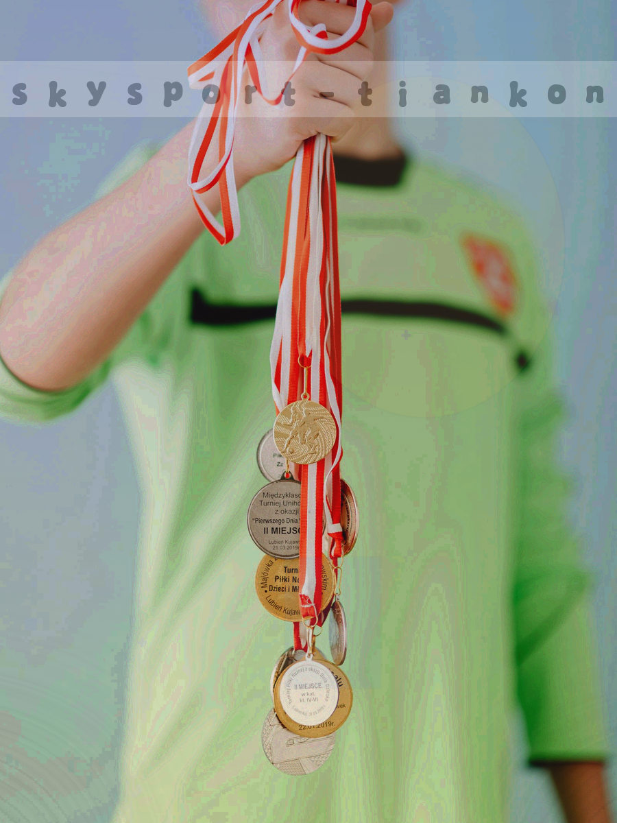 手持安卓小屏手机显示天空体育台登录界面，背景为夜色中的球场灯光